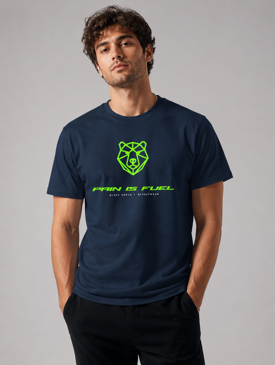 Model trägt T-Shirt "PAIN IS FUEL" – Black Ursus